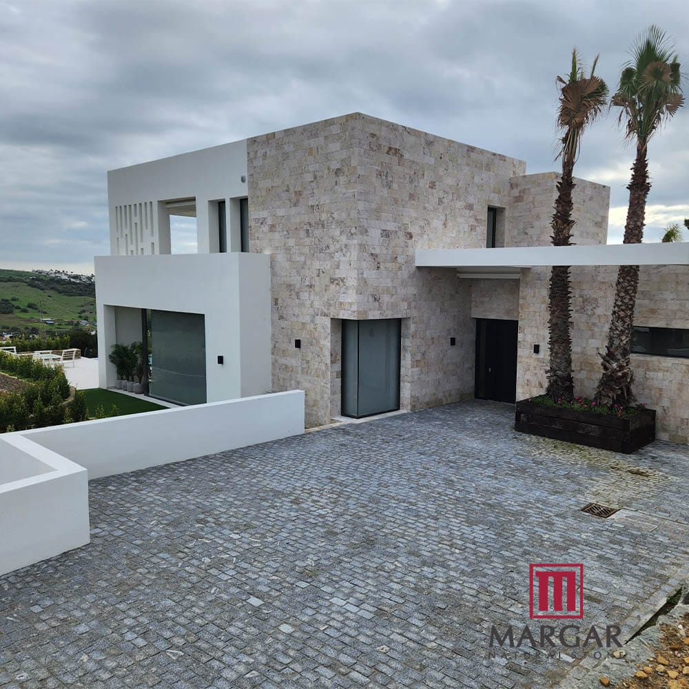 fachada con mármol travertino
